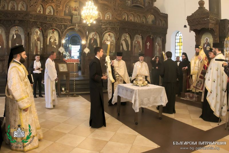 С архиерейска вечерня столичният храм „Св. Троица“ – район “Слатина”, посрещна Петдесетница