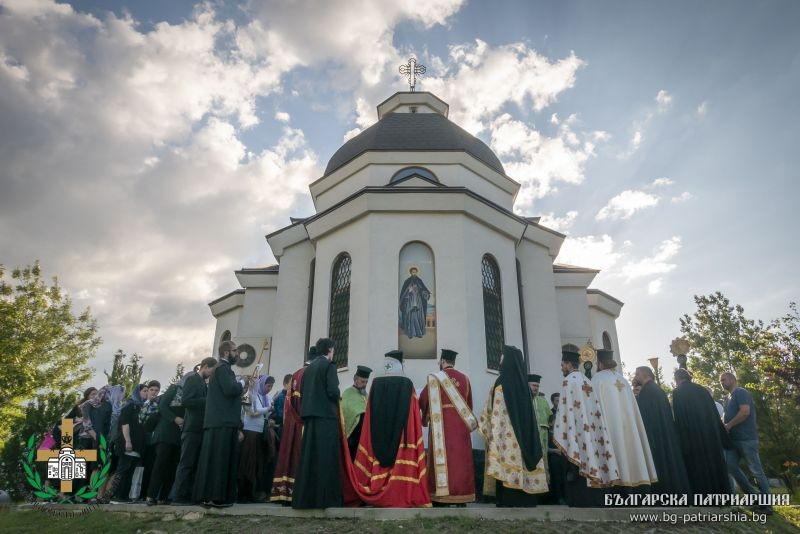С архиерейска вечерня столичният храм „Св. Наум Охридски“ в кв. „Дружба“ посрещна своя храмов празник