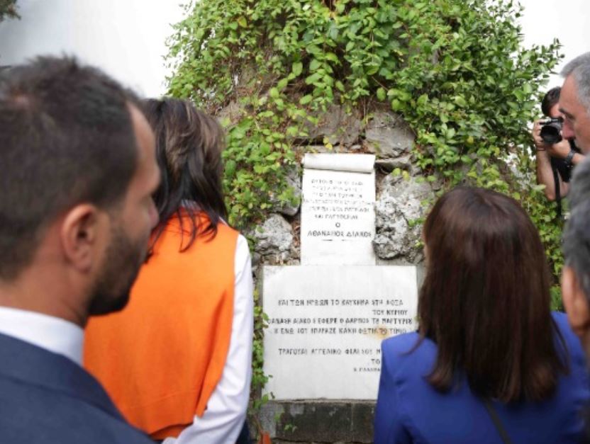 Φόρος τιμής στο κενοτάφιο του Αθανασίου Διάκου στη Λαμία