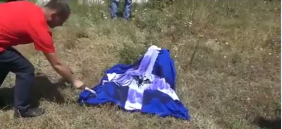 Νέα πρόκληση στη Β. Ήπειρο – Έκαψαν σημαία