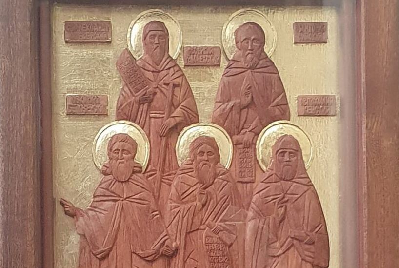 Резную икону прп. Сергия Радонежского и святых Русского Севера с видом Сийского монастыря изготовили в Москве