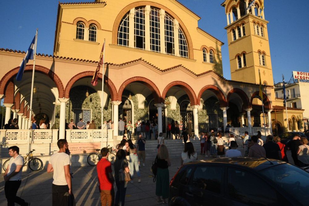 Πλήθος μαθητών ζήτησε την ευχή της Εκκλησίας στη Λάρισα