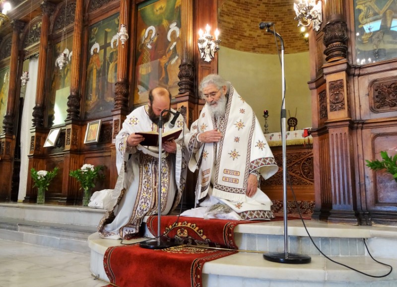 Ευλαβής και γονατιστός ο Μητροπολίτης Λέρου