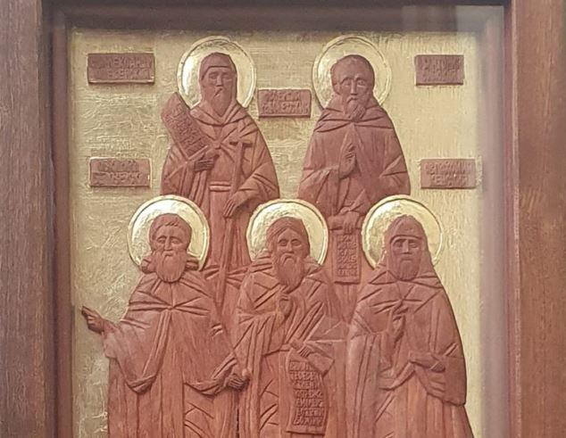 Άγιοι της Ρωσίας σε ένα παραδοσιακό ρωσικό ξυλόγλυπτο