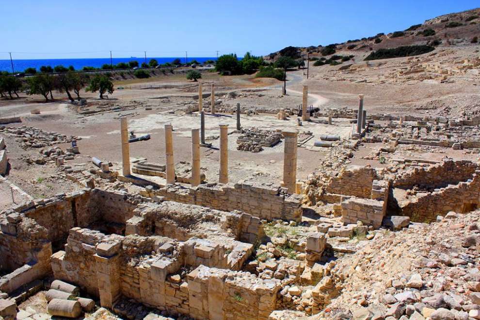 Αγρυπνία στα ερείπια της Βασιλικής του Αγίου Τύχωνα