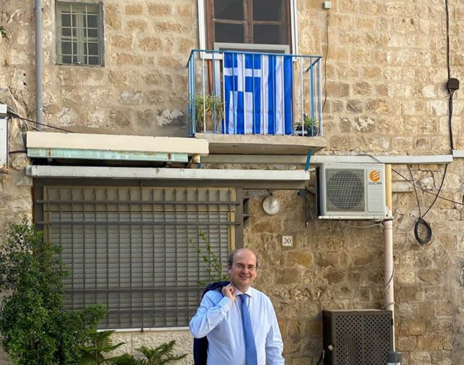 Η ΦΩΤΟΓΡΑΦΙΑ ΤΗΣ ΗΜΕΡΑΣ: Γαλανόλευκη στην Αγία Γη