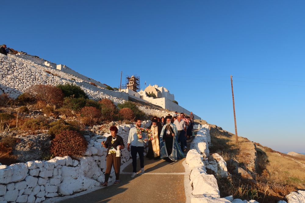 Metropolitan of Syros leads litany of Panaghia Mayiatissa on Folegandros