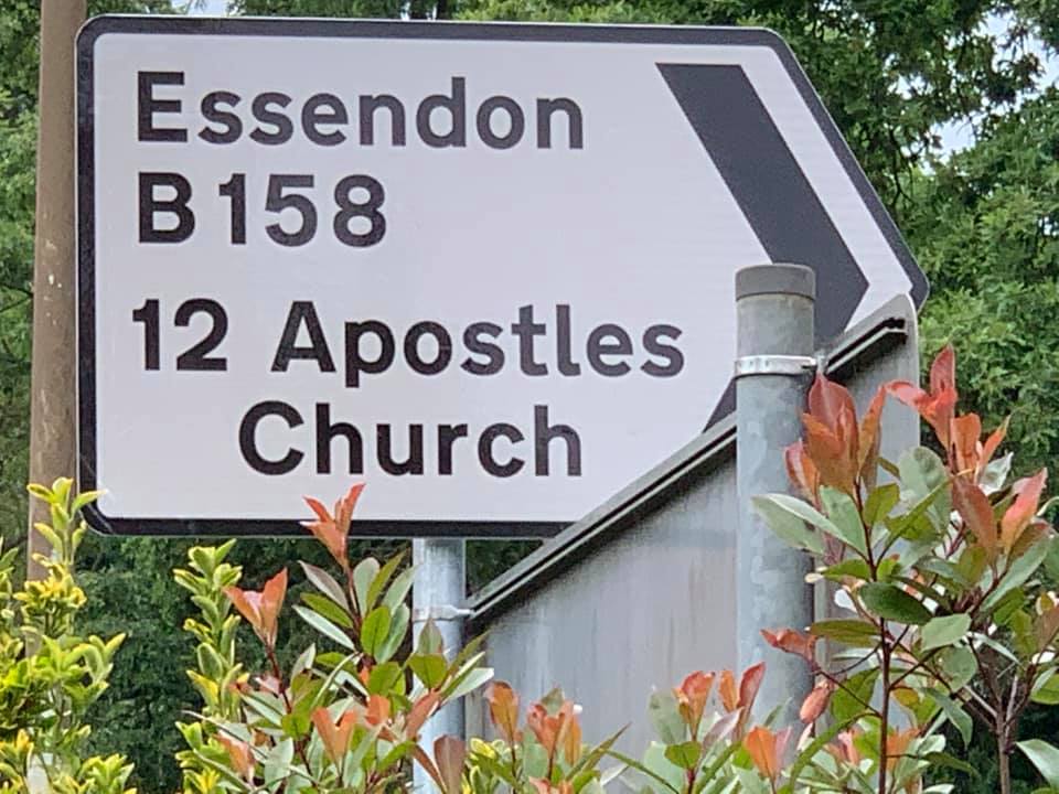 “Επιτέλους, η πινακίδα που οδηγεί στην εκκλησία μας”