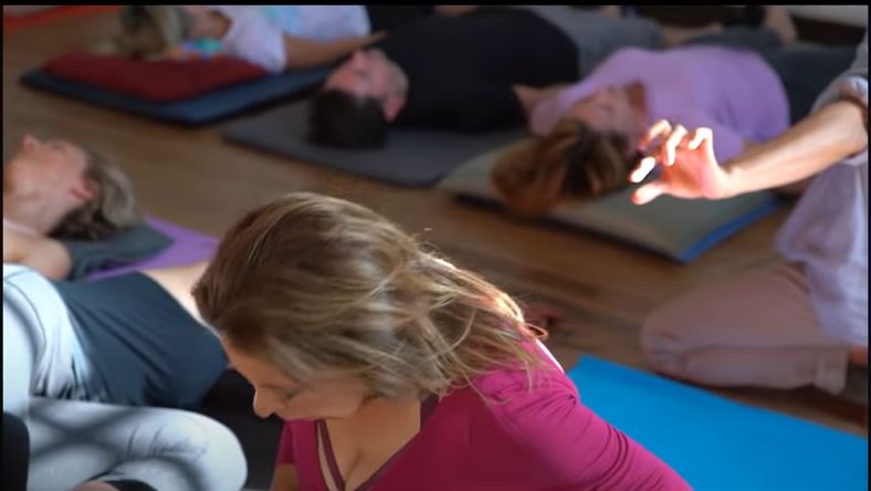 Αποκαλύψεις για τη γιόγκα από μια πρώην new ager