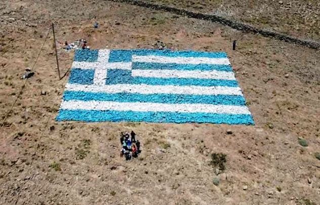 ΛΕΣΒΟΣ: Νέοι έφτιαξαν Ελληνική σημαία 500 τ.μ. με πέτρες