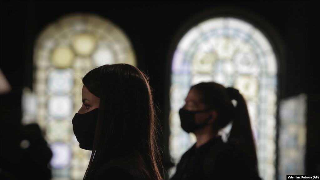 Изследване: половината от българите обвързват морала с вярата в Бог