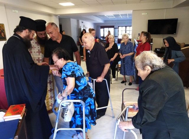 Θεία Λειτουργία για τους ηλικιωμένους της Ι. Μητροπόλεως Πέτρας