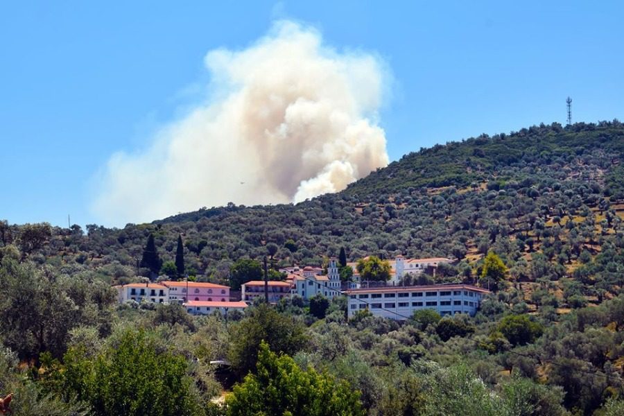 Μαίνεται η φωτιά κοντά στο μοναστήρι του Αγίου Ραφαήλ