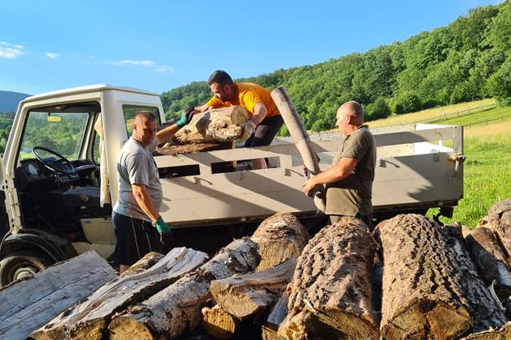 Campania „Ajutor în văduvie”: 25 de vârstnici mai au nevoie de lemne pentru iarnă