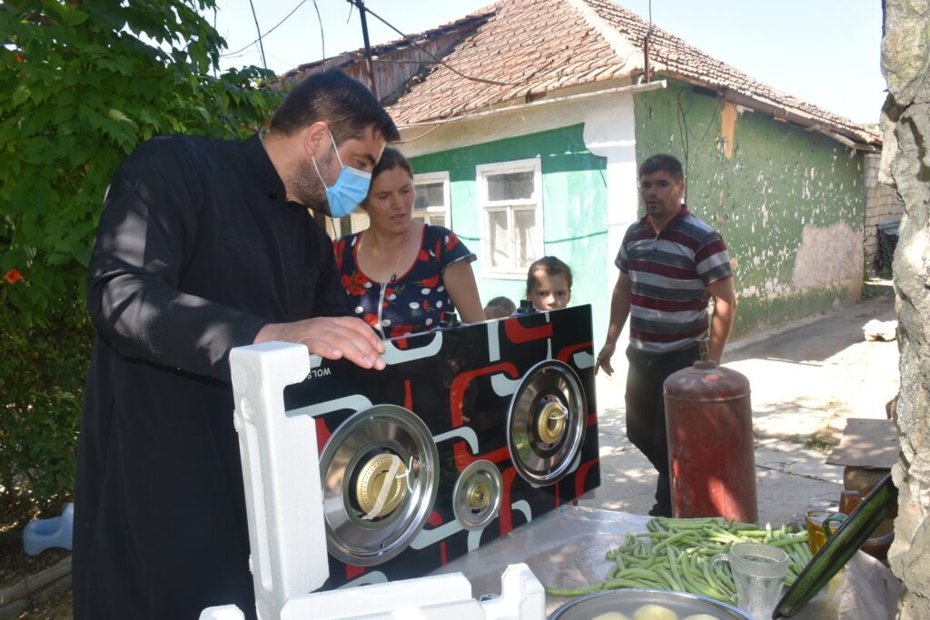 Dragostea unește frații | Un profesor de religie inspiră românii de pe ambele maluri ale Prutului să se ajute reciproc