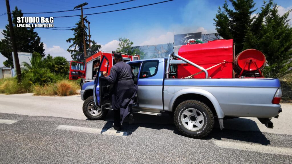 Αργολίδα: Ξανά στη μάχη με τις φλόγες ο ιερέας εθελοντής πυροσβέστης