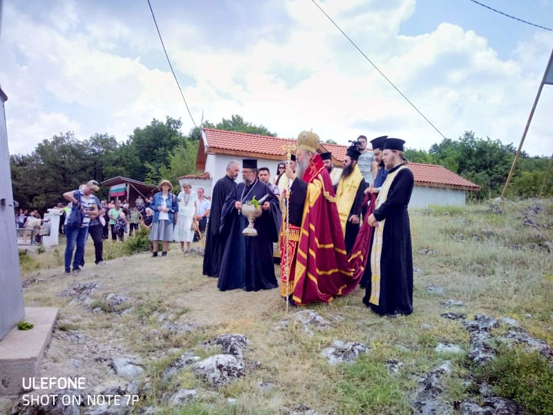 Осветен беше новият параклис „Свети Кръст” в асеновградското село Тополово