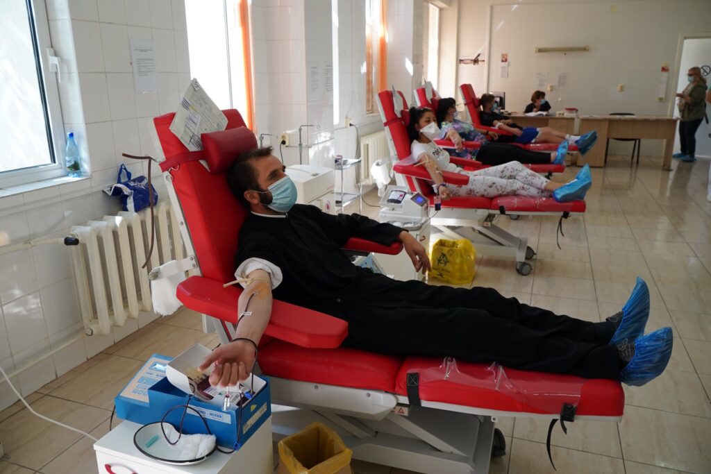 Preoții și credincioșii din Protopopiatul Tecuci donează periodic sânge. 30 de persoane la ultima acțiune