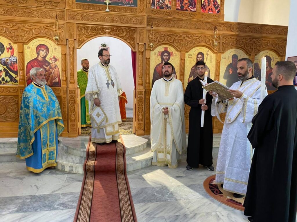 Kete te diel Mitropoliti i Elbasanit Shpatit dhe Librazhdit, Imzot Andoni ishte i pranishem ne kremtimin e Liturgjise Hyjnore ne kishen e “Metamorfozes se Zotit Krisht” ne qytetin e Gramshit