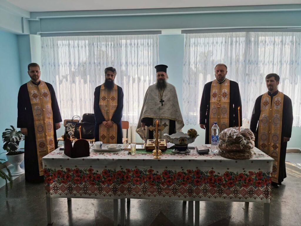 Medicii unei secții a Spitalului din Leova, Basarabia, au cerut binecuvântarea lui Dumnezeu pentru ei și pacienții lor