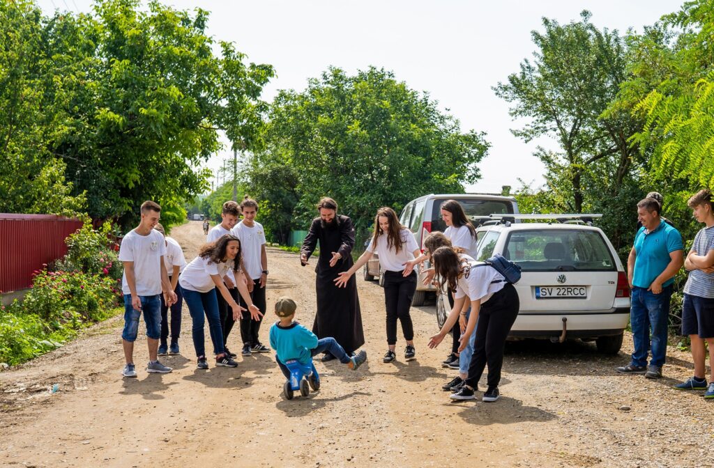 Tinerii ortodocşi suceveni reconstruiesc casa unei familii din Botoşani