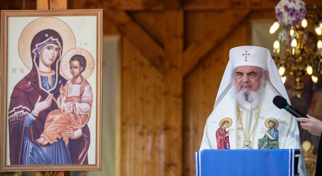Patriarhul: Este o bucurie că o icoană a Maicii Domnului adună în iubirea Preasfintei Treimi o mulțime de oameni
