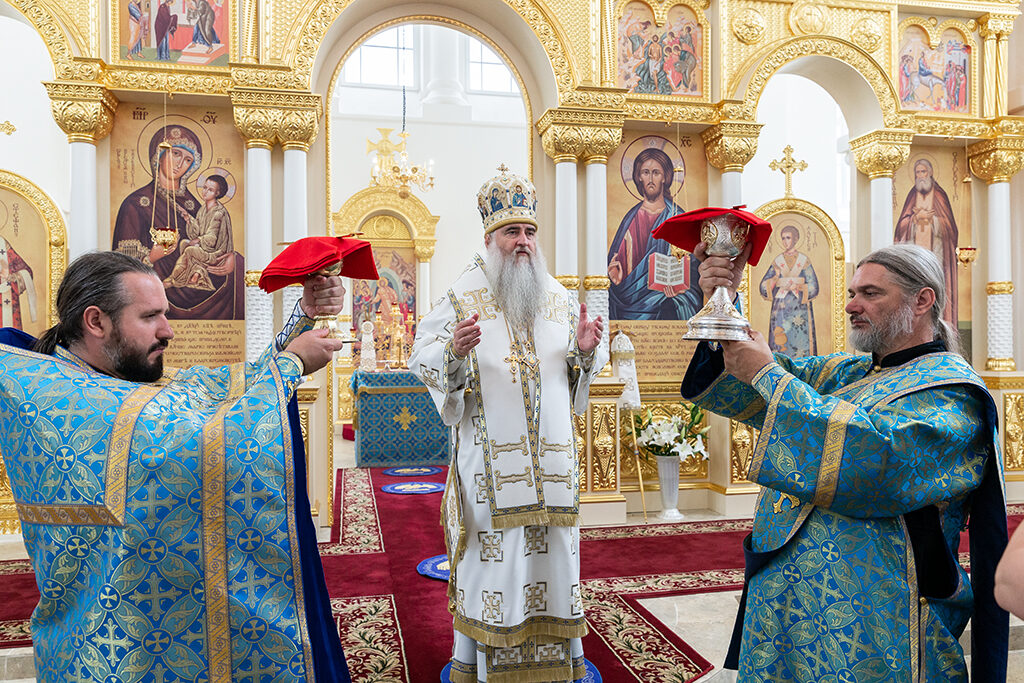 Митрополит Лонгин совершил Великое освящение храма в честь Тихвинской иконы Божией Матери
