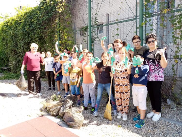 Ocna Mureș: Copiii de la Așezământul Sf. Mucenic Ciprian au ecologizat o zonă din oraș