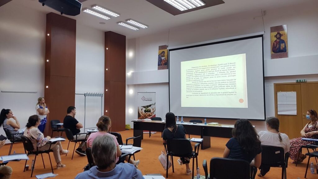 Federaţia Filantropia formează consilieri în domeniul adicțiilor. Un modul este dedicat combaterii dependenţelor digitale