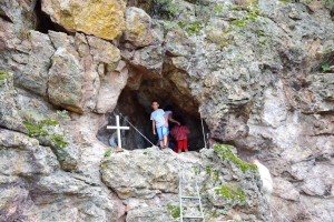 Скалната църква „Свети Пантелеймон” край Петрич отбеляза храмовия си празник