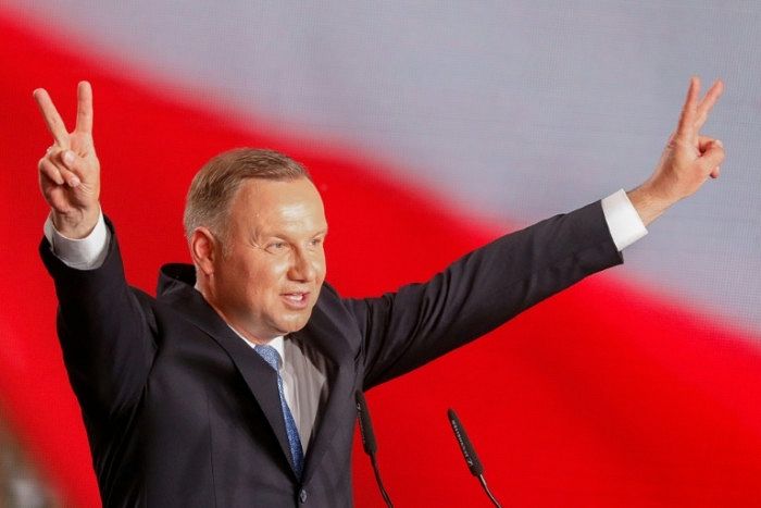 Председник Пољске потписао нацрт амандмана који забрањује да геј парови усвајају децу