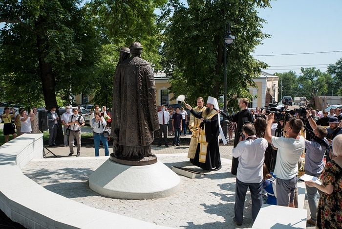 На территории Спасского кафедрального собора Пензы состоялось открытие памятника святым Петру и Февронии