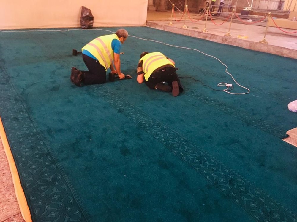 Στρώνουν τα χαλιά στην Αγία Σοφία