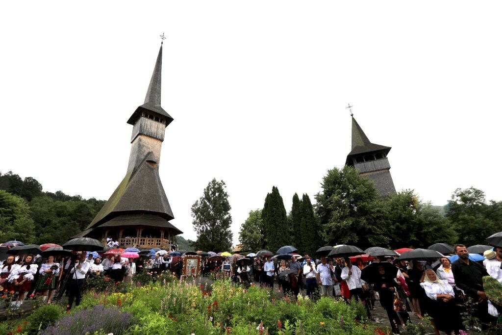 Hram la mănăstirea care păstrează imaginea satului maramureşean ancestral