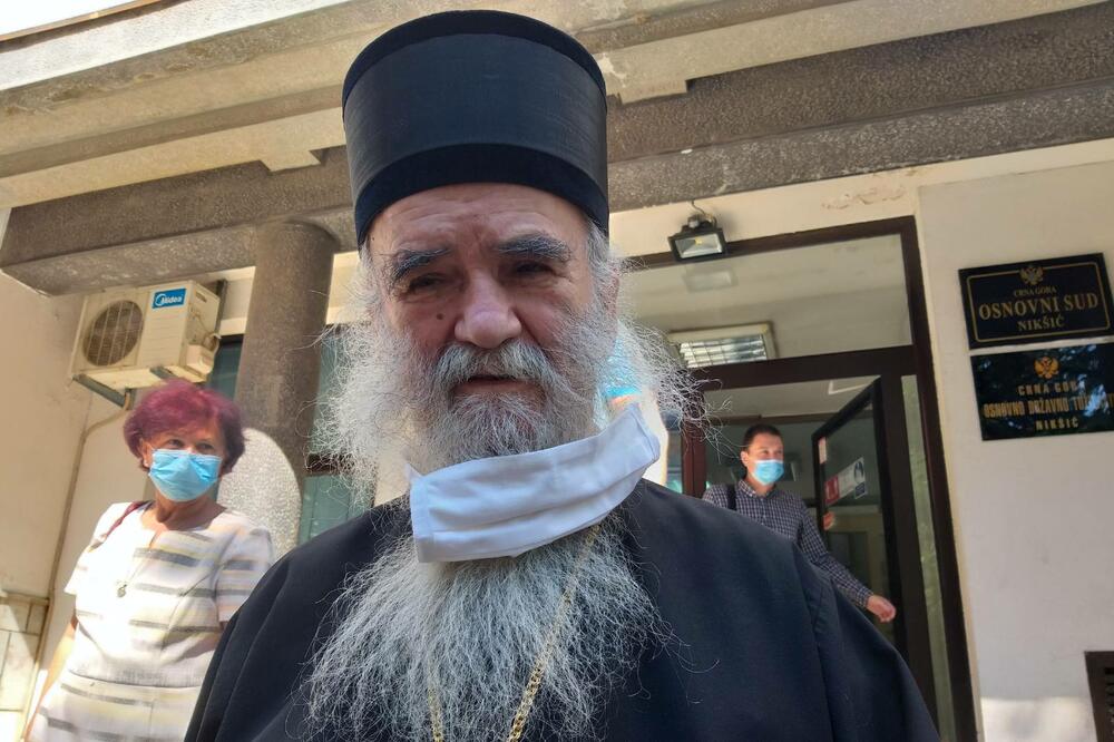 Amfilohije: Niko od ljudi koji su prisustvovali litiji nije dobio virus, krenuo je nakon ukidanja litija