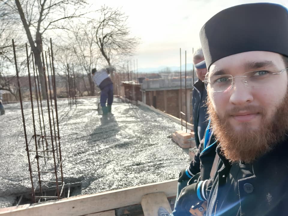 De o sută de ani, ortodocșii din Moravița nu au biserică. Au început să o zidească, dar au nevoie de sprijin