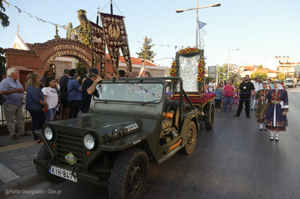 Πλήθος πιστών στη λιτάνευση της Εικόνας του Προφήτη Ηλία στην Πυλαία