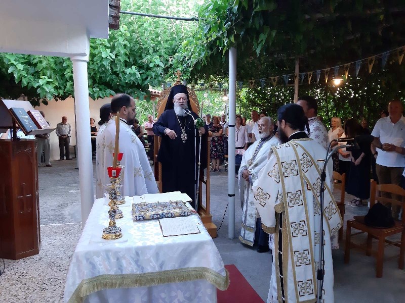Ο Μητροπολίτης Χαλκίδος στο εξωκκλήσιο της Αγίας Άννης Κοντοδεσποτίου Μεσσαπίων