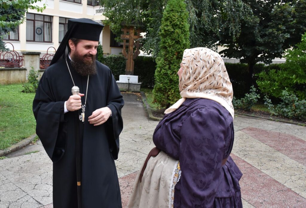 „Bunica din Chinteni” a fost duminică la Catedrala din Cluj. Are mare drag de PS Benedict Bistrițeanul