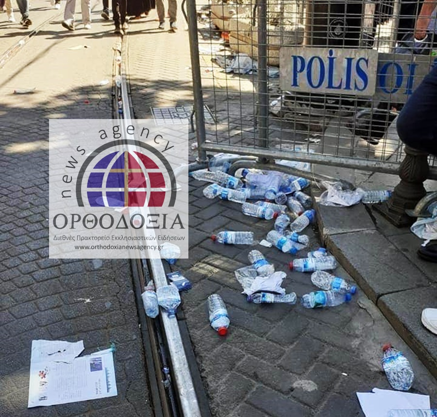 “Βουνά” σκουπιδιών έξω από την Αγιά Σοφιά