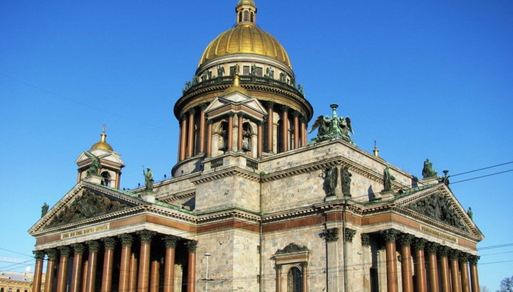 В Исаакиевском соборе Северной столицы возобновлены богослужения после ослабления карантинных мер