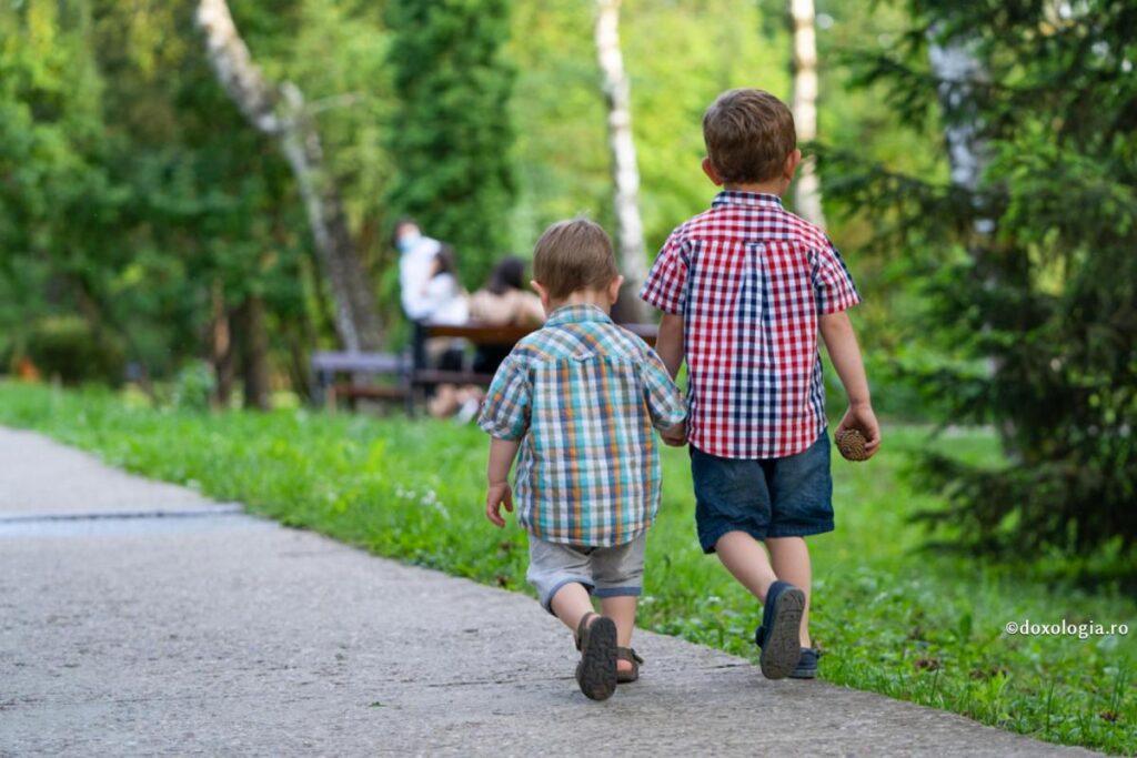 Iași: O parohie mică de la sat face eforturi să ofere o zi de vacanță celor 20 de copii din comunitate