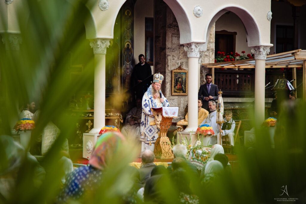 Topliţa: Episcopul Andrei a liturghisit la ctitoria primului Patriarh al României