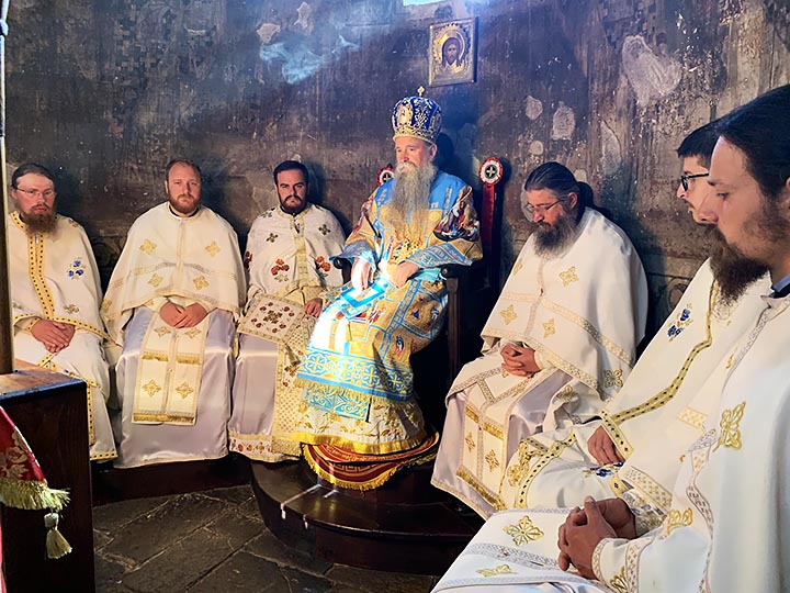 Празник Иконе Пресвете Богородице Тројеручице прослављен у Ђурђевим Ступовима