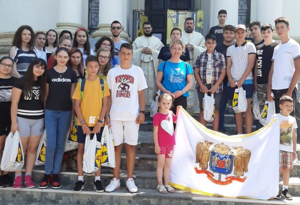 Parohia „Sfântul Nicolae” din Calafat, alături de elevii absolvenți