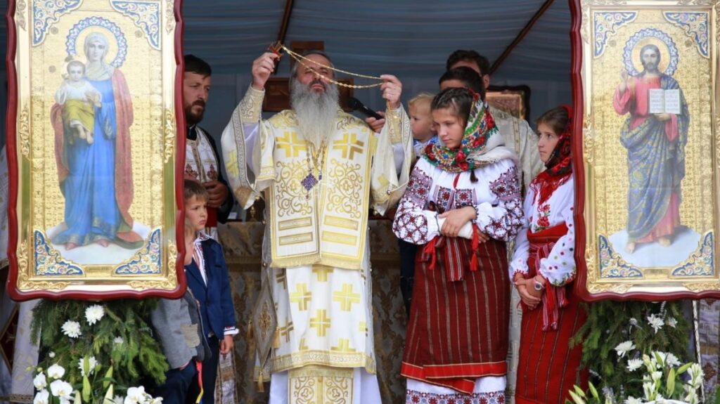 IPS Teofan la sfințirea bisericii unui sat din Neamț: Unde este Hristos nu mai poate fi întuneric