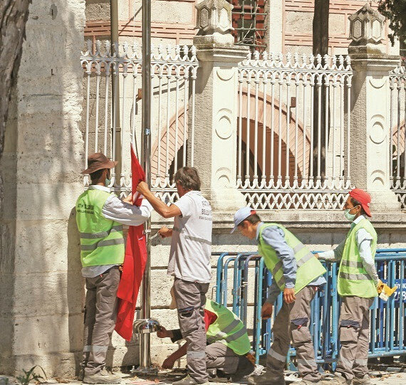 Μπαίνουν οι τουρκικές σημαίες στις πύλες της Αγιά Σοφιάς