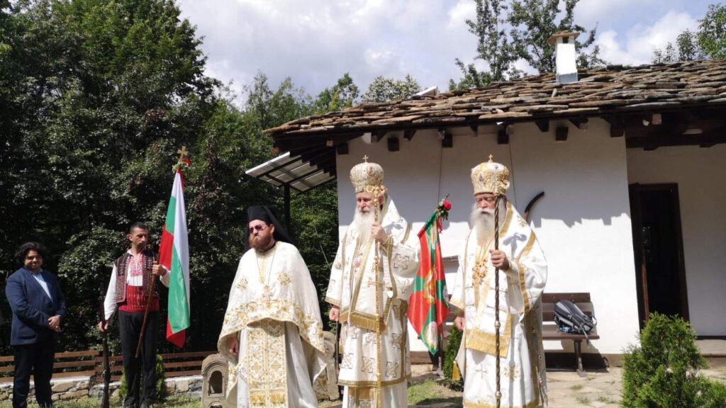 Тържествено бе осветен ремонтираният и обновен манастирски скит „Свети Никола”