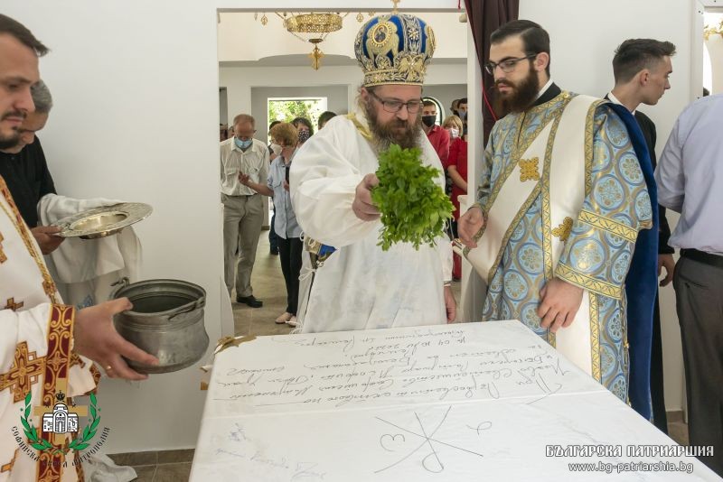 Пълно освещаване на храм „Св. първовърховни апостоли Петър и Павел“ в с. Владо Тричков