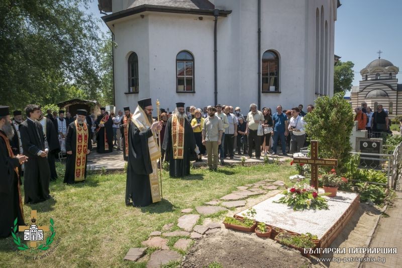 Панихида за 40 дни от блаженото успение на иконом Иван Динков в кв. Обеля